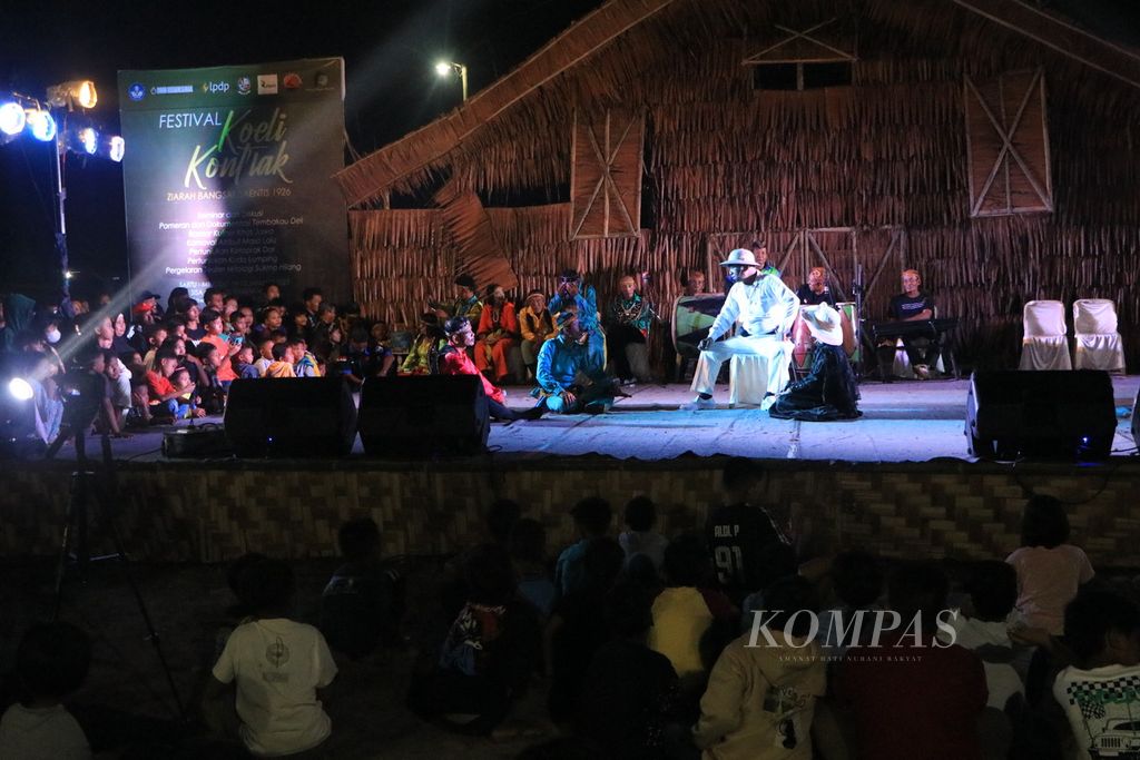 Festival Koeli Kontrak menampilkan kesenian rakyat ketoprak dor di Kebun Saentis, Kecamatan Percut Sei Tuan, Kabupaten Deli Serdang, Sumatera Utara, Sabtu (14/1/2023). Festival itu digarap oleh Agus Susilo dan Ayub El Hamzah. 