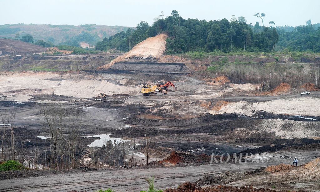 Aktivitas penambangan batubara di salah satu wilayah Kabupaten Kutai Kartanegara, Kalimantan Timur, Sabtu (5/10). Kabupaten Kutai Kartanegara merupakan salah satu wilayah yang paling banyak menerbitkan izin tambang. Eksploitasi batubara banyak menyebabkan degradasi lingkungan karena banyak perusahaan tambang yang enggan merehabiltasi lahan bekas tambang.