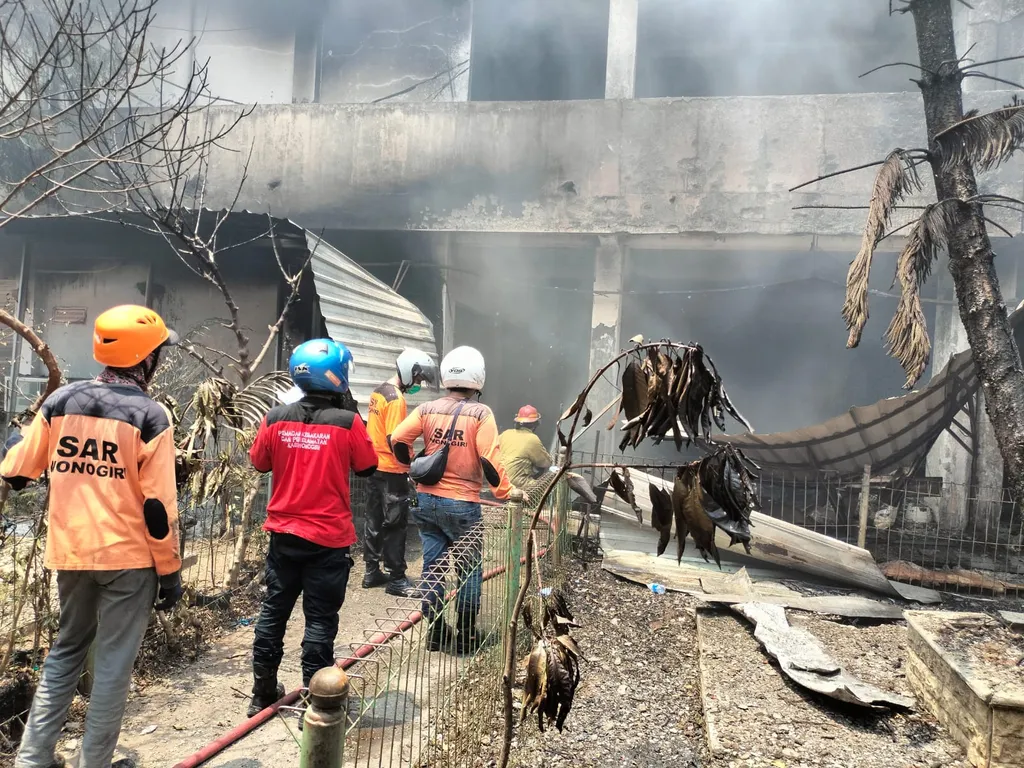 Petugas berupaya memadamkan api yang melalap Pasar Kota Wonogiri, Kabupaten Wonogiri, Jawa Tengah, Senin (6/10/2025) pagi. Penyebab pasti kebakaran masih diselidiki, namun dugaan awal kebakaran dipicu korsleting listrik pada jaringan lampu di salah satu kios di lantai 2 pasar tersebut. 
