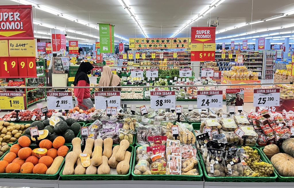 Suasana di supermarket di Kota Tangerang, Banten, 20 Juli 2022. Perbaikan ekonomi domestik masih berlanjut, tecermin dari Indeks Penjualan Riil (IPR) yang tumbuh 15,4 persen (<i>yoy</i>).  