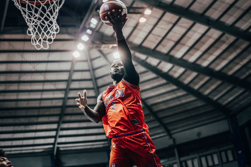 Pemain naturalisasi Pelita Jaya Jakarta,Anthony Beane Jr, melakukan <i>lay-up</i> saat berhadapan dengan Prawira Harum Bandung dalam laga pembuka IBL 2024 di GOR C-Tra Arena, Sabtu (13/1/2024). Beane mencetak 15 poin untuk mengantar Pelita Jaya menang atas tim juara bertahan 76-66.