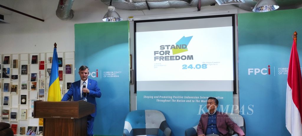 Duta Besar Ukraina untuk Indonesia Vasyl Hamianin (kiri) memaparkan perkembangan perang di negara, Rabu (24/8/2022), di Sekretariat Foreign Policy Community of Indonesia. Paparan itu bagian dari peringatan kemerdekaan Ukraina. Perayaan diselenggarakan kala sebagian wilayah Ukraina diduduki Rusia dan Ukraina sedang berperang dengan Rusia sejak 24 Februari 2022.