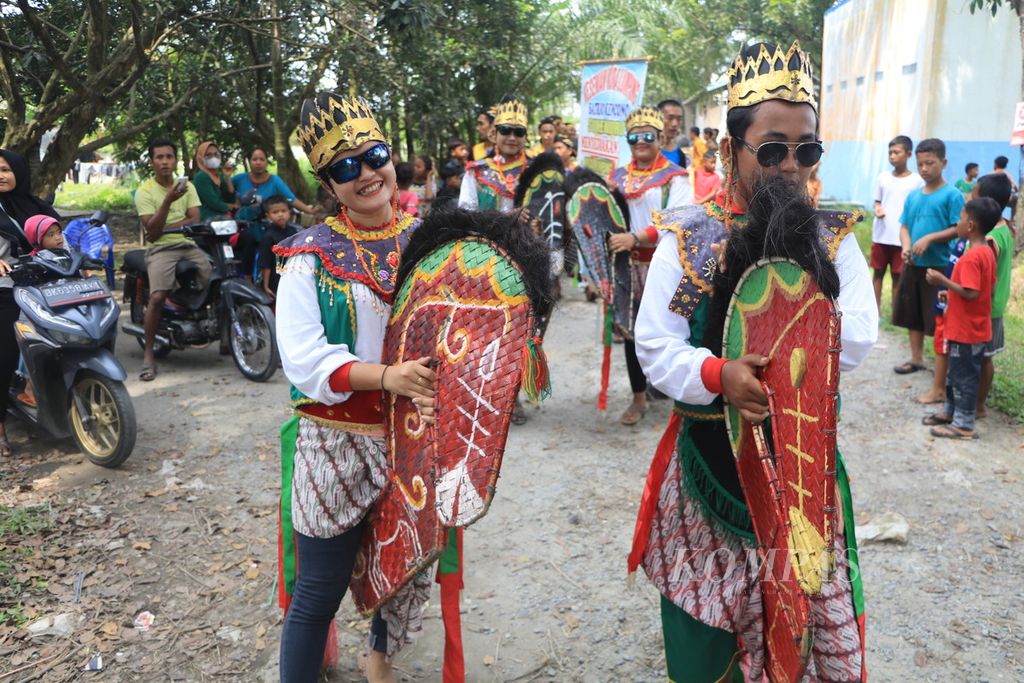 Festival Koeli Kontrak menampilkan kesenian rakyat kuda lumping di Kebun Saentis, Kecamatan Percut Sei Tuan, Kabupaten Deli Serdang, Sumatera Utara, Sabtu (14/1/2023). 