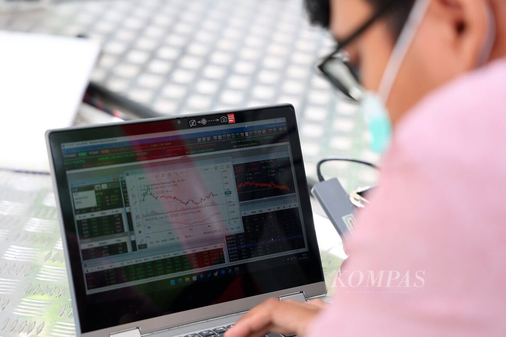 Salah satu mahasiswa yang belajar membaca grafik saham pada sejumlah perusahaan saat mereka belajar investasi di Fakultas Ekonomi Universitas Negeri Semarang, Kota Semarang, Jawa Tengah, Senin (21/11/2022). Edukasi pasar modal ini diberikan bagi mahasiswa untuk menambah pengetahuan mereka tentang pengelolaan keuangan dan investasi. 