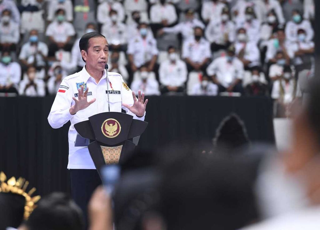 Presiden Joko Widodo memberi sambutan di Silaturahmi Nasional Asosiasi Pemerintah Desa Seluruh Indonesia (Apdesi) di Istora Senayan, Jakarta, Selasa (29/3/2022). Presiden berharap alokasi dana desa dikelola sebaik-baiknya dan menggerakkan ekonomi desa.