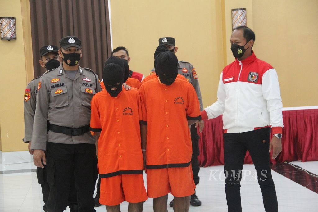 Petugas kepolisian menggiring sejumlah tersangka dalam kasus penyebaran konten pornografi anak seusai konferensi pers di Markas Polda Daerah Istimewa Yogyakarta (DIY), Kabupaten Sleman, Rabu (13/7/2022). 