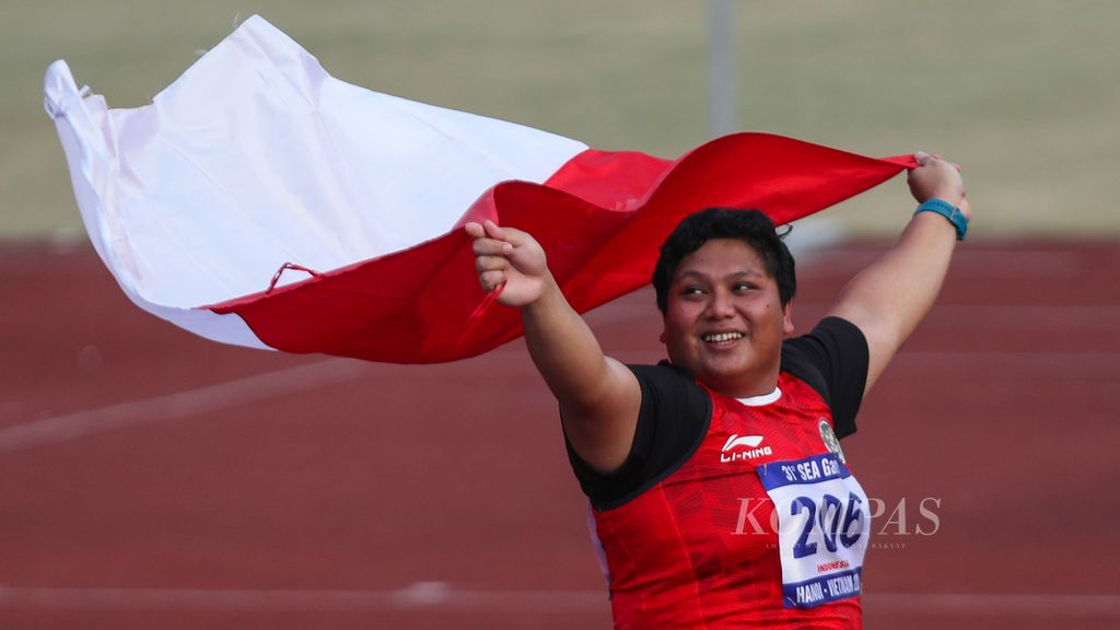Selebrasi atlet Indonesia Eki Febri Ekawati seusai berlaga dalam nomor tolak peluru putri cabang atletik dalam SEA Games Vietnam 2021 di Stadion My Dinh, Hanoi, Vietnam, Selasa (17/5/2022). Eki Febri Ekawati berhasil meraih medali emas dalam nomor ini. Tolakan terbaik yang dihasilkan Eki Febri Ekawati sejauh 15,20 meter. 