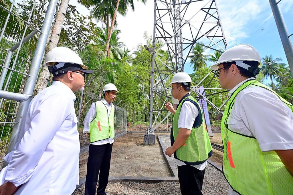 Presiden Joko Widodo pada peresmian pengoperasian sinyal BTS 4G Badan Aksesibilitas Telekomunikasi dan Informasi (Bakti) dan akses internet di desa tertinggal, terdepan, terluar (3T), serta pengoperasian dan integrasi Satelit Republik Indonesia yang digelar di BTS Bowombaru Utara, Kabupaten Kepulauan Talaud, Provinsi Sulawesi Utara, Kamis (28/12/2023).