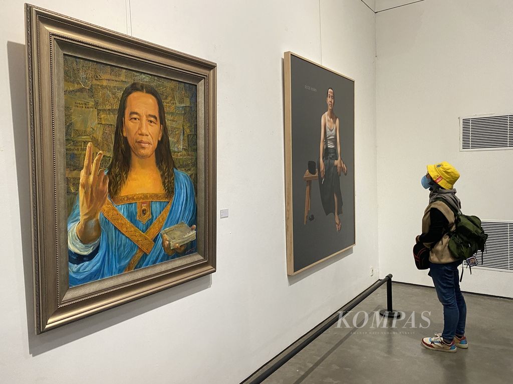 Penikmat seni melihat karya dalam pameran seni rupa bertajuk Seni Agawe Santoso di Semarang Contemporary Art Gallery, Kota Semarang, Jawa Tengah, Kamis (23/2/2023). Sebanyak 65 lukisan yang dibuat oleh 45 seniman asal Jateng dan Daerah Istimewa Yogyakarta itu diharapkan bisa menginspirasi semua pihak untuk mengupayakan kesentosaan dalam kehidupan berbangsa, terutama jelang tahun politik.