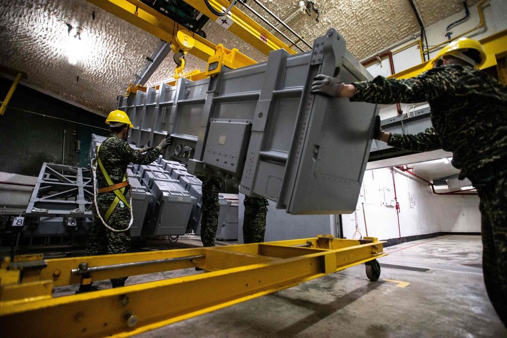 Personel militer Taiwan menyiapkan rudal antikapal, Hsiung Feng II, di lokasi yang tidak disebutkan, 7 Agustus 2022, sebagai respons atas latihan militer China yang mengepung wilayah Taiwan.