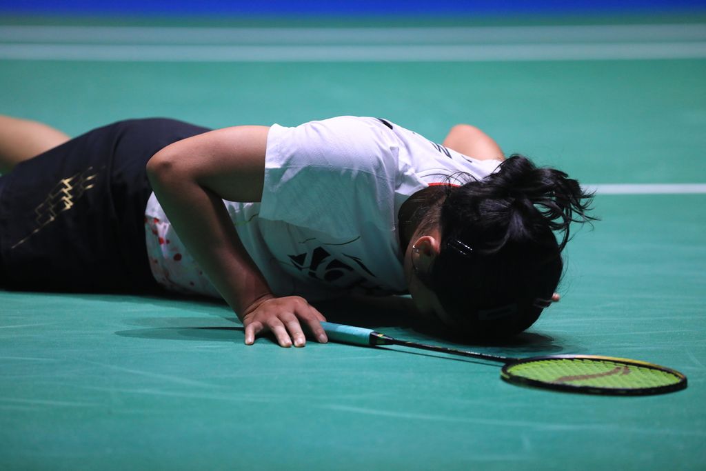 Tunggal putri Indonesia, Gregoria Mariska Tunjung, terjatuh saat melawan tunggal putri Jepang, Akane Yamaguchi, dalam pertandingan babak kedua Kejuaraan Dunia Bulu Tangkis di Tokyo Metropolitan Gymnasium, Selasa (23/8/2022). Gregoria kalah 12-21, 15-21.