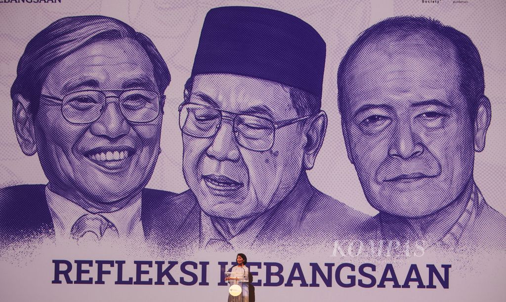Istri almarhum cendekiawan Muslim Nurcholish Madjid, Omi Komaria, memberikan testimoninya dalam forum Refleksi Kebangsaan yang diadakan oleh Sumbu Kebangsaan di Jakarta, Sabtu (18/3/2023). Sumbu Kebangsaan adalah sebuah wadah inisiatif bersama Nurcholish Madjid Society, Jaringan Gusdurian, dan Maarif Institute. Acara tersebut berusaha menggali kembali pemikiran kebangsaan KH Abdurrahman Wahid (Gus Dur), Nurcholish Madjid, dan Syafii Maarif yang menjadi salah satu pemikir Islam paling berpengaruh di Indonesia. 