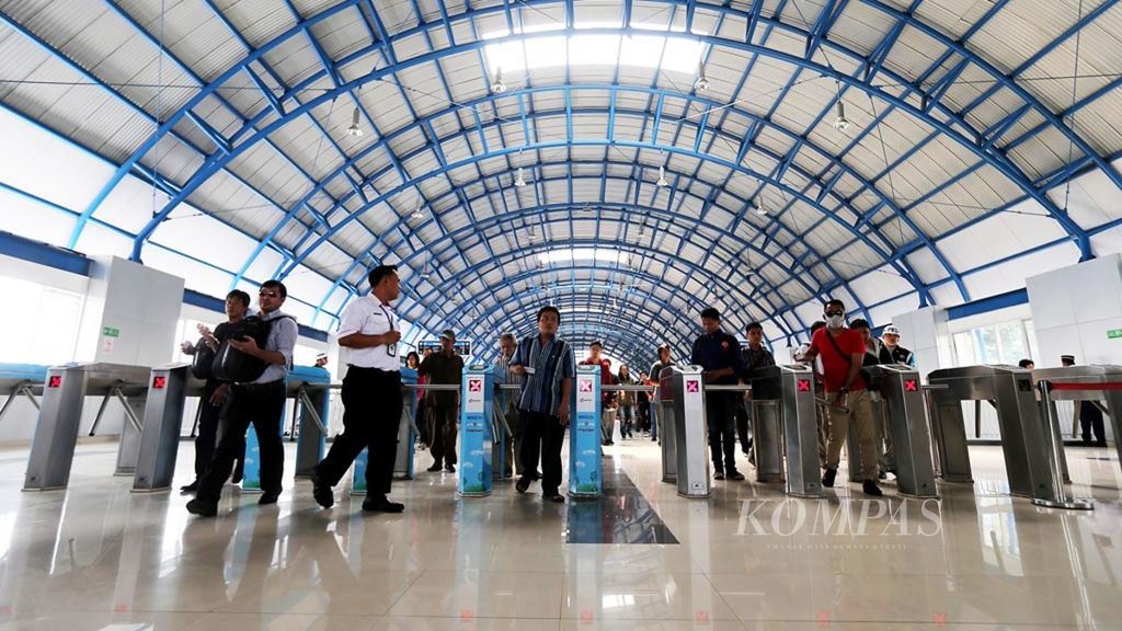 Penumpang KRL melalui pintu tiket elektronik di Stasiun Palmerah, Jakarta, beberapa waktu lalu.