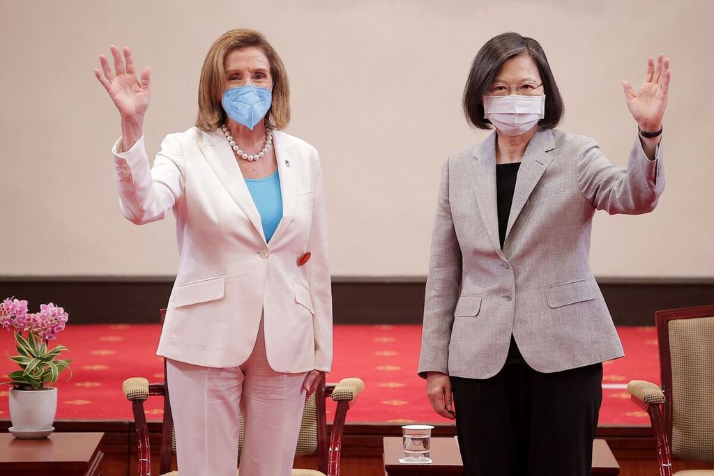 Ketua DPR AS Nancy Pelosi (kiri) melambaikan tangan bersama Presiden Taiwan Tsai Ing-wen di kantor Kepresidenan di Taipei, Taiwan, Rabu (3/8/2022). 