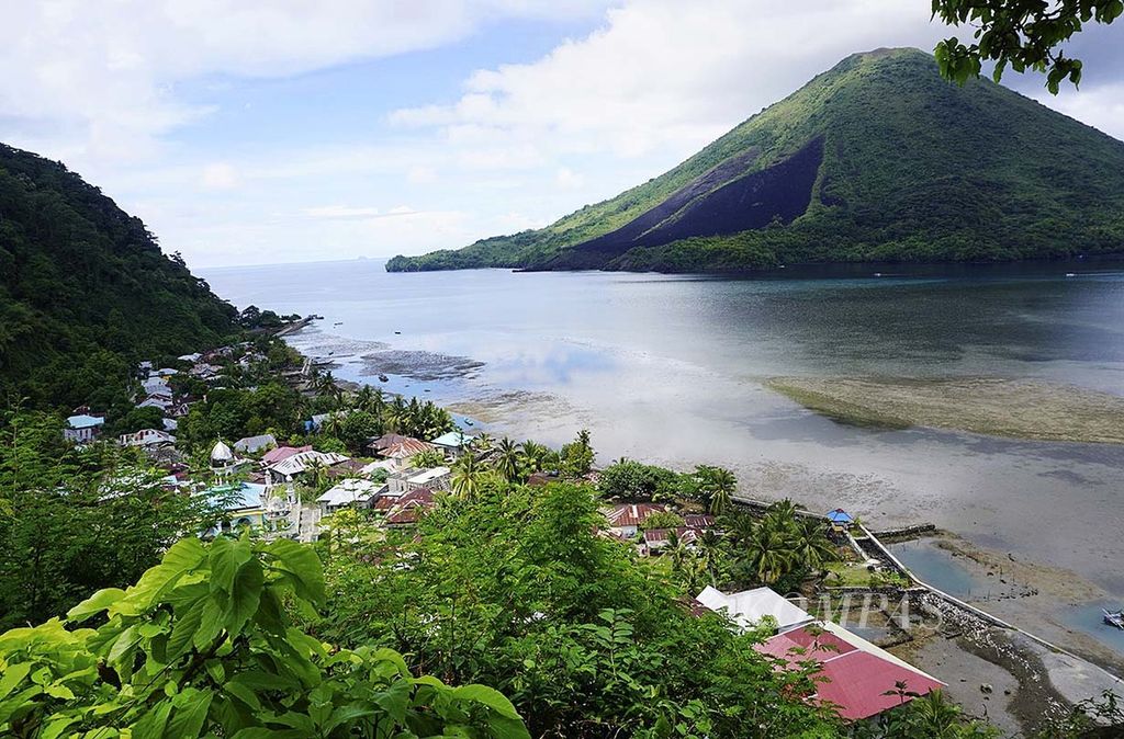 Pulau Gunung Api terlihat dari Pulau Banda Besar, Kabupaten Maluku Tengah, Maluku, akhir November 2016. Banda Naira merupakan pulau penghasil pala yang termasyhur pada abad ke-16.