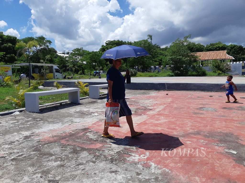 Warga meninggalkan lokasi pasar murah yang digelar Perum Bulog di Kota Kupang, Nusa Tenggara Timur, Senin (13/3/2023). 