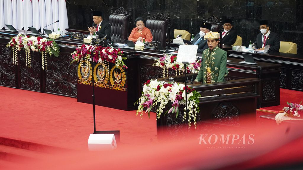 Presiden Joko Widodo saat menyampaikan Pidato Kenegaraan dalam Sidang Tahunan MPR RI, Sidang Bersama DPR RI dan DPD RI, di Gedung DPR RI, Jakarta, Selasa (16/8/2022). Dalam Sidang Tahunan MPR RI ini, Presiden RI Joko Widodo menyampaikan pidato kenegaraannya dengan memaparkan kondisi segala aspek yang terjadi di Indonesia dalam kurun satu tahun terakhir, baik dari segi politik, ekonomi, kesehatan, sosial, maupun budaya. Presiden RI ke-5 Megawati Soekarnoputri, Mantan Wakil Presiden Jusuf Kalla, Mantan Wakil Presiden Try Sutrisno, Mantan Wakil Presiden Boediono, Mantan Wakil Presiden Hamzah Haz, dan beberapa tokoh lain juga turut hadir dalam Sidang Tahunan MPR RI ini. Selain dihadiri sejumlah tokoh tersebut, beberapa tamu undangan tampak mengenakan pakaian daerah dalam acara ini.