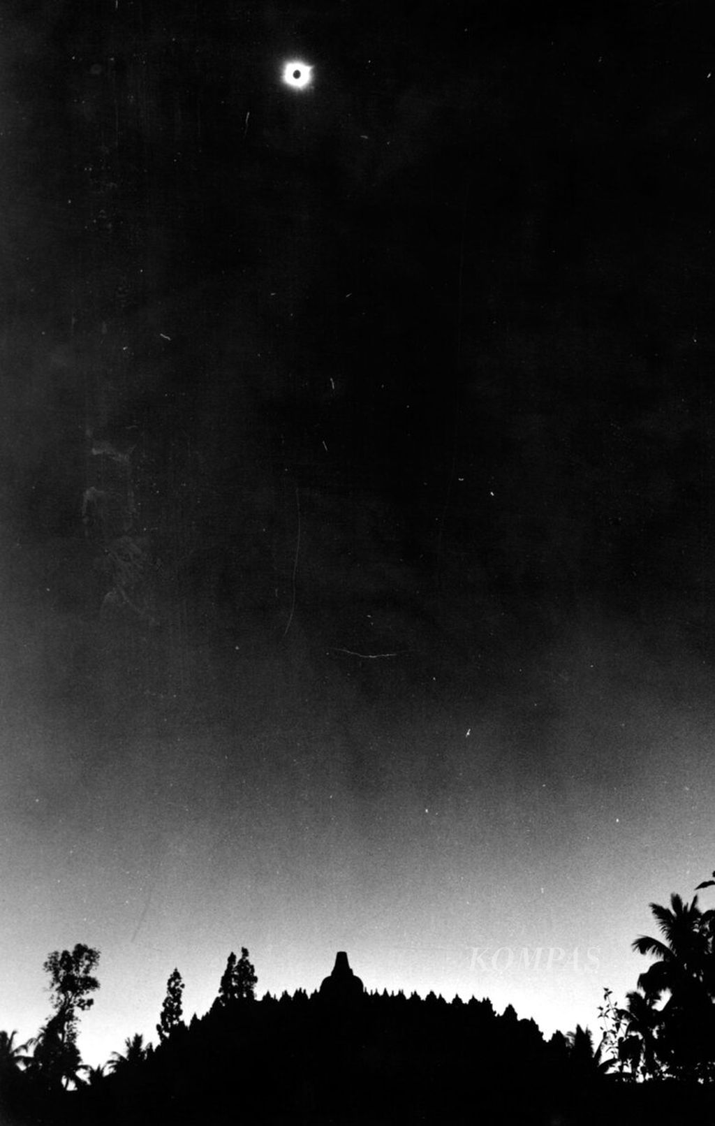 Gerhana matahari total yang teramati dari kawasan Candi Borobudur, Jawa Tengah, 11 Juni 1983. Peristiwa gerhana matahari total selalu menarik minat ahli astronomi untuk meneliti dari berbagai aspek. 