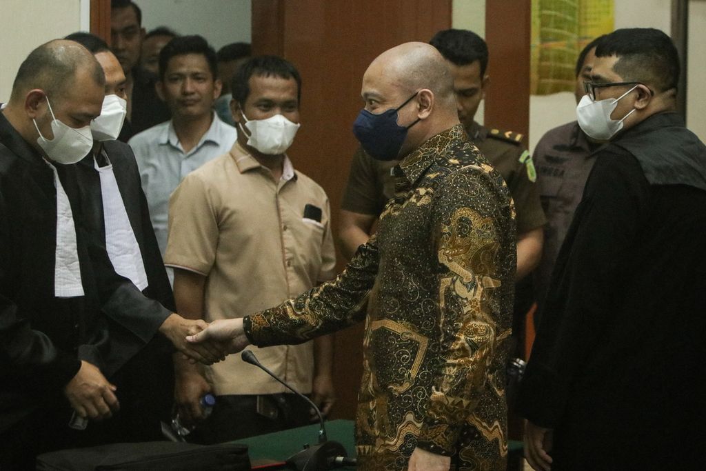 Defendant Inspector General Teddy Minahasa (second from right) shakes the hands of the public prosecutor after the hearing on the reading of the charges at the West Jakarta District Court, Thursday (2/2/2023).