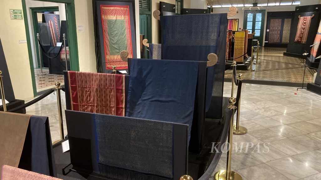 <i>Ija duablah hah </i>(warna biru), kain tenun dari Aceh pada pameran ”Nuansa Kemilau Wastra Tenun Indonesia: Sumatera, Sulawesi, dan Timor” di Museum Tekstil, Jakarta, pada Sabtu (30/7/2022). Nama <i>ija duablah hah </i>sesuai dengan kain yang panjangnya mencapai 12 <i>hah</i>, yang artinya hasta.