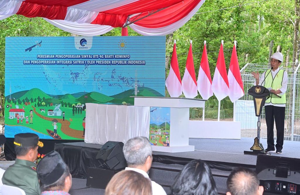 Presiden Joko Widodo saat memberikan sambutan pada peresmian pengoperasian sinyal BTS 4G Badan Aksesibilitas Telekomunikasi dan Informasi (Bakti) dan akses internet di desa tertinggal, terdepan, terluar (3T), serta pengoperasian dan integrasi Satelit Republik Indonesia yang digelar di BTS Bowombaru Utara, Kabupaten Kepulauan Talaud, Provinsi Sulawesi Utara, Kamis (28/12/2023).