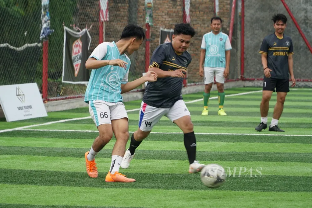 Dua pemain berebut bola saat bermain mini soccer atau sepakbola mini di lapangan Mini Soccer Saudagar Minang di komplek Stadion Haji Agus Salim, Kelurahan Rimbo Kaluang, Kecamatan Padang Barat, Kota Padang, Sumatera Barat, Rabu (12/2/2025). Bermain mini soccer sedang menjadi tren di Padang dalam dua tahun terakhir untuk mengisi waktu luang sepulang kerja atau akhir pekan. KOMPAS/YOLA SASTRA GELIAT KOTA PADANG