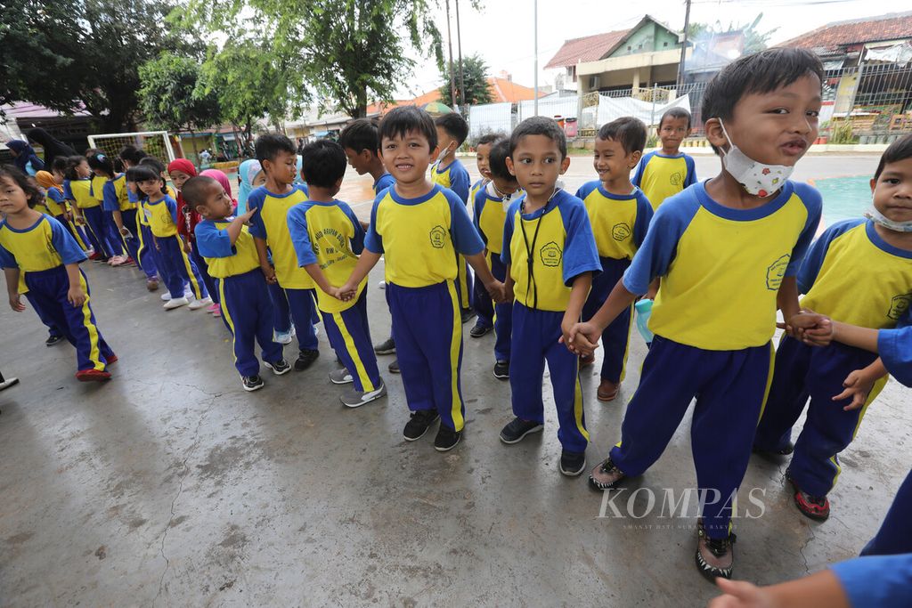 Anak-anak siswa PAUD Harapan Bunda bermain dan menari di RPTRA Pondok Kelapa Berseri, Jakarta Timur, Kamis (24/11/2022). 