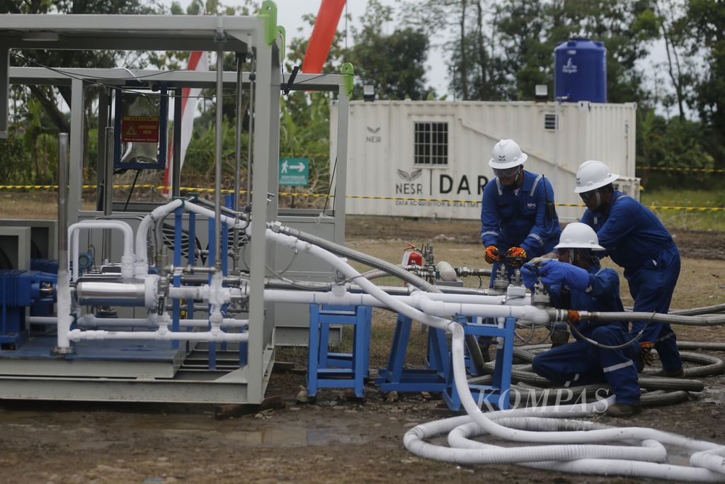 Petugas lapangan memantau proses injeksi karbon dioksida di Sumur JTB-161 lapangan Jatibarang, Indramayu, Jawa Barat, Rabu (26/10/2022). Injeksi ini merupakan penerapan dari hasil studi bersama antara PT Pertamina (Persero) dan Japan Oil, Gas and Metals National Corporation. Penerapan metode ini diharapkan dapat meningkatkan produksi minyak dan menurunkan emisi gas rumah kaca.
