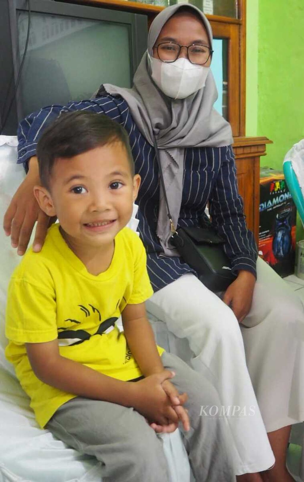 Bahar bersama ibunya.