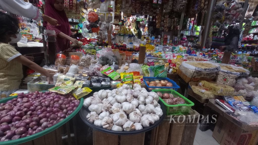 Pedagang di Pasar Kahayan, Kota Palangkaraya, Kalteng, menjajakan sejumlah dagangannya pada Senin (12/9/2022). Kenaikan harga sejumlah barang terjadi sejak harga BBM naik.