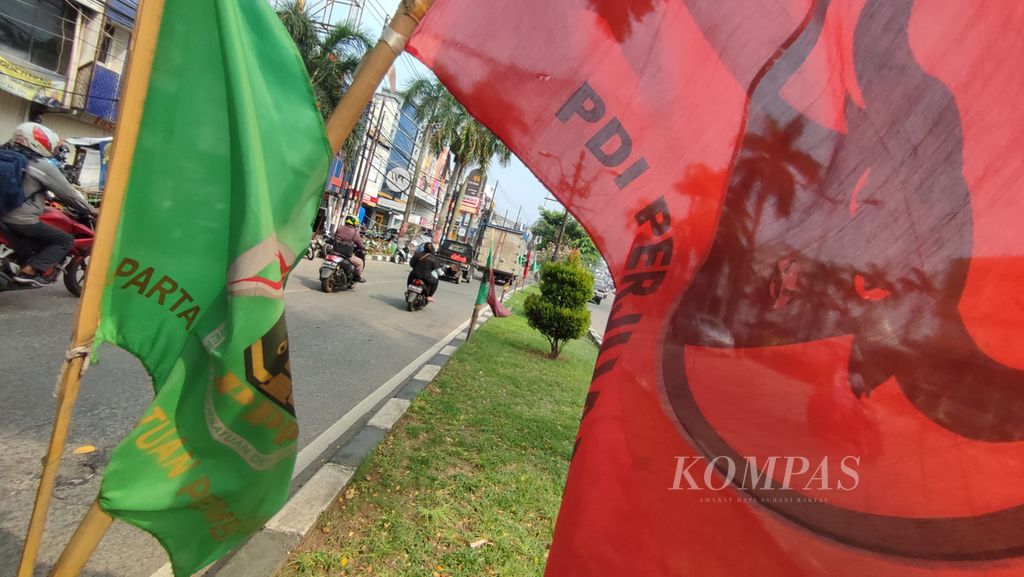 Bendera partai politik dipasang di pinggir Jalan Cinere Raya, Depok, Jawa Barat, Rabu (30/3/2022). Meskipun pemilu masih dua tahun lagi, partai politik mulai melakukan pemanasansalah satunya dengan memasang atribut partai di tempat umum.