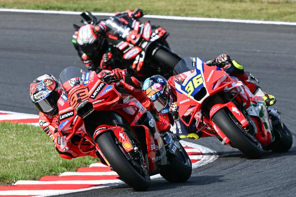 Pebalap Ducati, Marc Marquez, memacu motornya diikuti sejumlah pebalap lain pada MotoGP Jepang di Motegi, Minggu (28/9/2025).