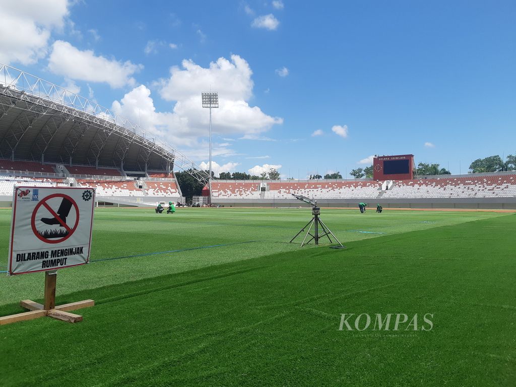 Pemeliharaan rumput di Stadion Gelora Sriwijaya Palembang, Sumatera Selatan, Sabtu (11/3/2023). Sejumlah pembenahan dilakukan agar stadion berkapasitas 23.000 penonton ini bisa memenuhi stadardisasi FIFA. 
