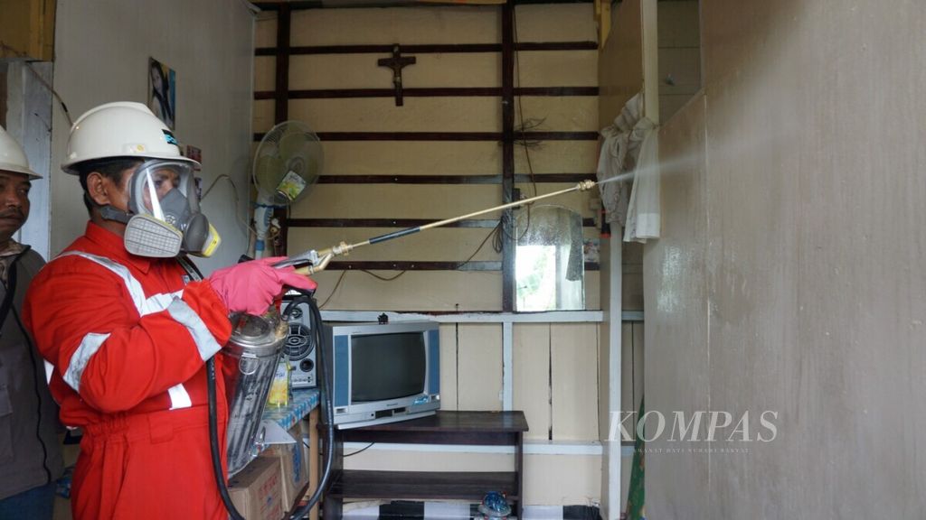 Petugas dari Pusat Pengendalian Malaria Mimika menyemprotkan obat insektisida dalam program <i>indoor residual spraying </i>(IRS), Kamis (28/2/2019), di Jalan A Yani, Timika, Papua. IRS dilakukan enam bulan sekali untuk memutus rantai penularan malaria oleh nyamuk <i>Anopheles</i> betina yang biasa beraktivitas pada malam hari, yaitu pukul 18.00 hingga 06.00.