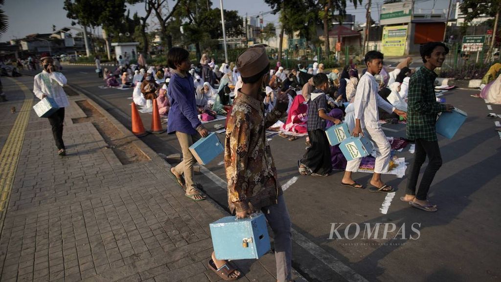 Ilustrasi. Panitia mengedarkan kotak amal saat pelaksanaan shalat Idul Adha 1441 H di luar Masjid Al-Arif di Jalan Pasar Senen, Jakarta Pusat, Jumat (31/7/2020).