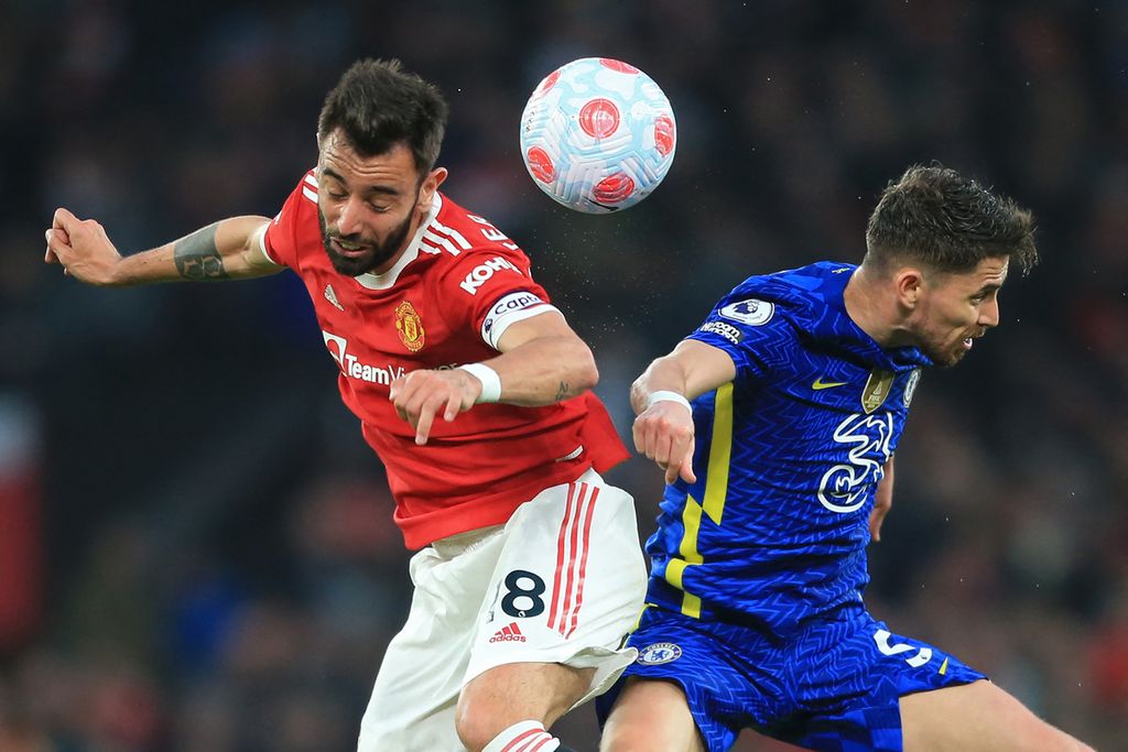 Gelandang Manchester United Bruno Fernandes dan gelandang Chelsea Jorginho dalam pertandingan Liga Inggris antara MU dan Chelsea di Stadion Old Trafford, Manchester, 28 April 2022. Chelsea dan Liverpool akan bertarung untuk memperebutkan gelar juara Piala FA, di Stadion Wembley, London, Sabtu (14/5/2022).