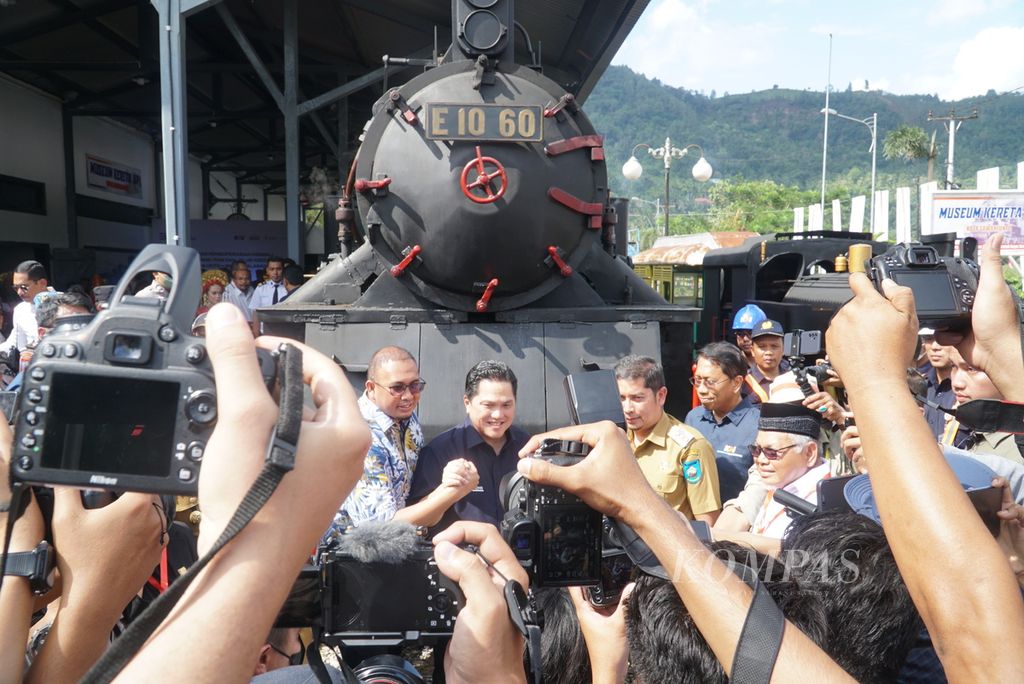 Menteri BUMN Erick Thohir (tengah) didampingi anggota Komisi V DPR, Andre Rosiade (kiri), dan Wali Kota Sawahlunto Deri Asta (kanan) serta pejabat lain berfoto saat peresmian untuk beroperasinya kembali kereta api uap Mak Itam di Stasiun Sawahlunto, Kelurahan Pasar, Kecamatan Lembah Segar, Kota Sawahlunto, Sumatera Barat, Selasa (20/12/2022).