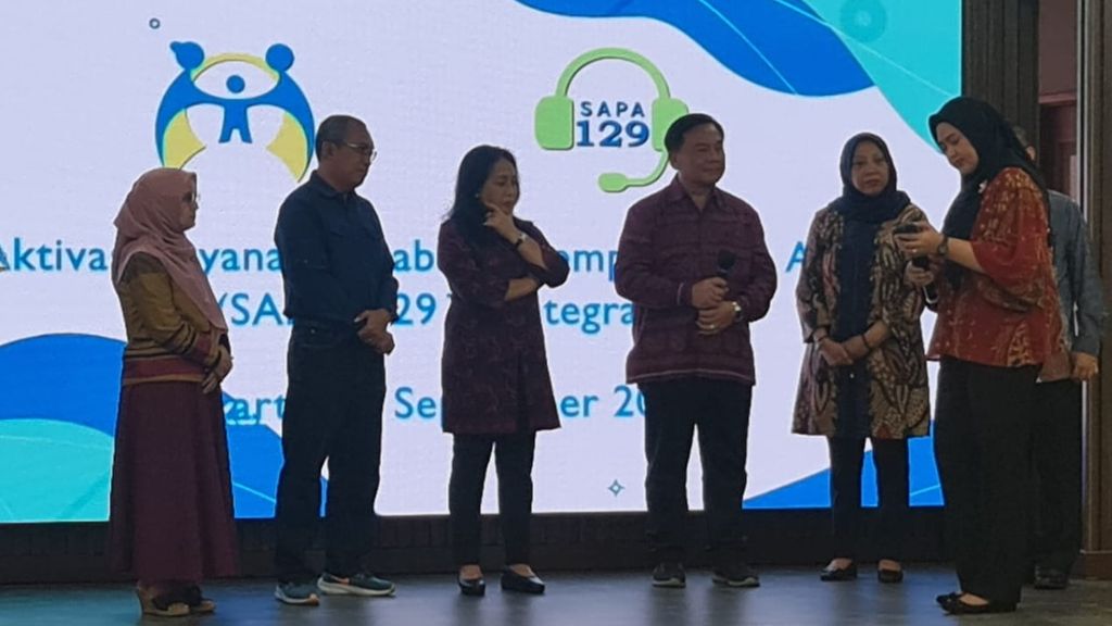 Menteri PPPA I Gusti Ayu Bintang Darmawati (ketiga dari kiri) menyaksikan Ketua Komisi Kepolisian Nasional (Kompolnas) Benny Mamoto mencoba layanan SAPA 129 pada acara Aktivasi Layanan SAPA 129 Terintegrasi di Kantor Kementerian PPPA, Kamis (21/9/2023). 