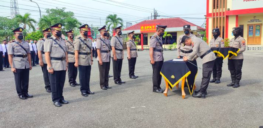 Suasana pelantikan Inspektur Satu Umbaran Wibowo menjadi Kepala Kepolisian Sektor Kradenan, Kabupaten Blora, Jawa Tengah, Senin (12/12/2022). Sebelum diangkat dalam jabatan terbuka, Wibowo pernah menjalani tugas intelijen. Wibowo juga pernah menyamar menjadi wartawan televisi di wilayah Blora.
