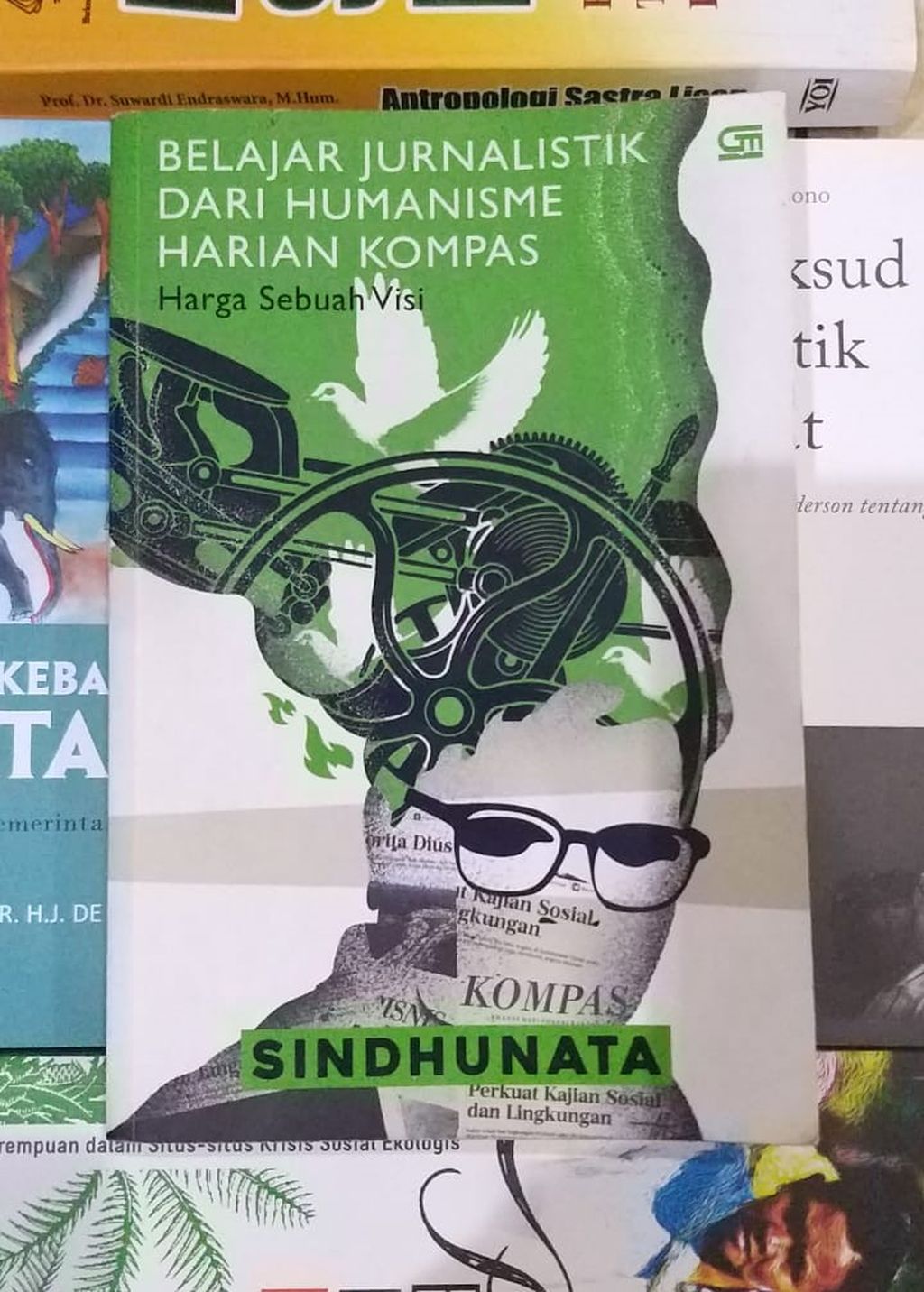 https://assetd.kompas.id/TObf6UajcoPpLxt63Jujb6z6n8w=/1024x1432/https%3A%2F%2Fkompas.id%2Fwp-content%2Fuploads%2F2020%2F06%2FBuku-Belajar-Jurnalistik-Dari-Humanisme-Harian-Kompas_1591419674.jpeg