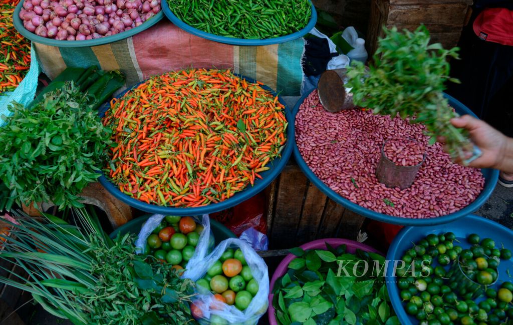 Berbagai macam jenis bumbu utama yang dipakai untuk mengolah masakan Minahasa dijual di Pasar Beriman, Kota Tomohon, Sulawesi Utara, Sabtu (10/9/2019). Masakan Minahasa terkenal dengan rasa rempahnya yang kuat, pedas, dan asin.