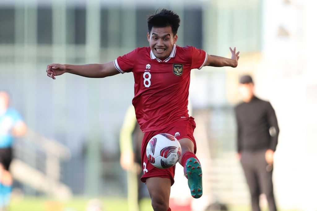 Pemain Indonesia, Witan Sulaeman, mengontrol bola saat laga ekshibisi di Turki pada 5 Januari 2024. Indonesia sementara teringgal 0-1 dari Guinea pada babak pertama laga <i>playoff</i> Olimpiade 2024, Kamis (9/5/2024).