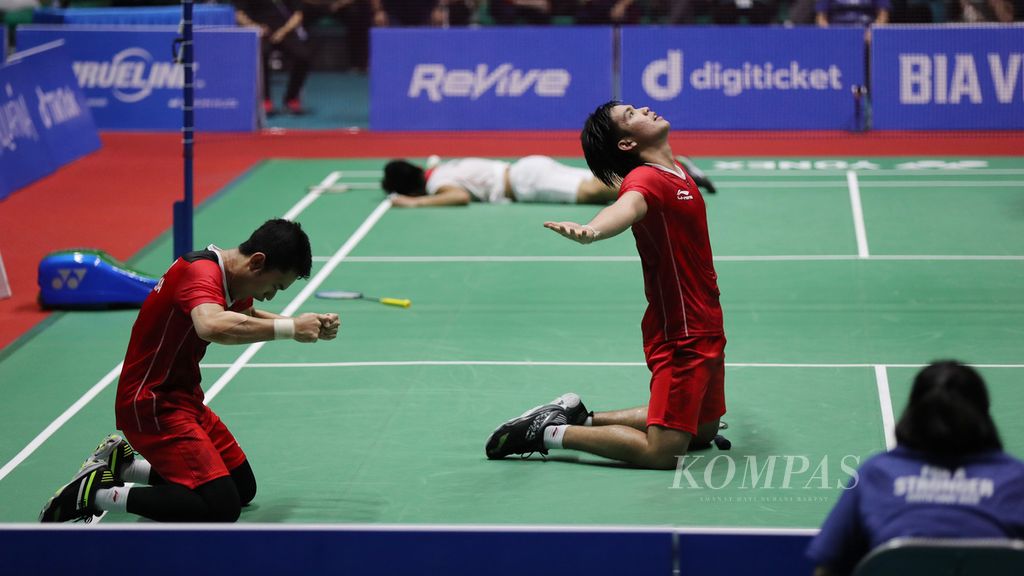 Ekspresi pasangan ganda putra Indonesia, Daniel Marthin (kanan) dan Leo Rolly Carnando (kiri), setelah  mengalahkan rekan senegara, Pramudya Kusumawardana/Yeremia Erich Yoche Yacob Rambitan, pada final ganda putra cabang bulu tangkis SEA Games Vietnam 2021 di Bac Giang Gymnasium, Bac Giang, Vietnam, Minggu (22/5/2022). Indonesia mendapat 2 emas, 2 perak, dan 5 perunggu dari cabang bulu tangkis.