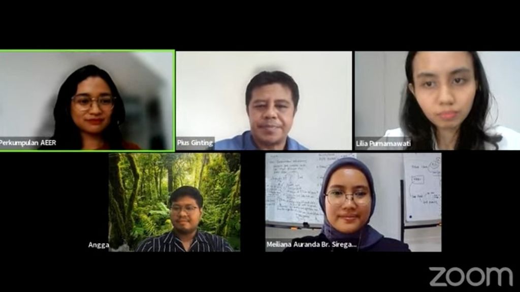 Para pembicara webinar bertajuk Merespons IPCC AR 6 Synthesis Report: Indonesia Harus Mengambil Langkah yang diadakan oleh Aksi Ekologi dan Emansipasi Rakyat (AEER) di Jakarta, Selasa (21/3/2023).