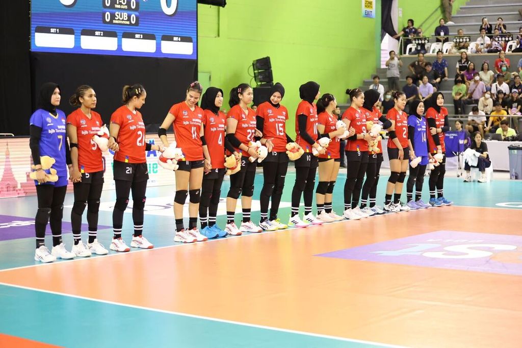 Pemain tim voli putri Indonesia bersiap sebelum melawan Vietnam pada SEA V League seri kedua di Chiang Mai Gymnasium Hall, Thailand, Jumat (11/8/2023).