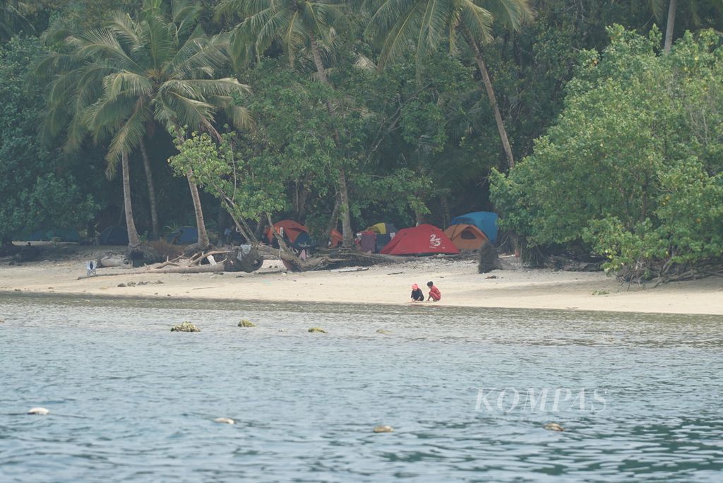 Pengunjung tengah beraktivitas di pantai Pulau Pasumpahan, Kelurahan Teluk Kabung Selatan, Kecamatan Bungus Teluk Kabung, Kota Padang, Sumatera Barat, Minggu (8/10/2023). 