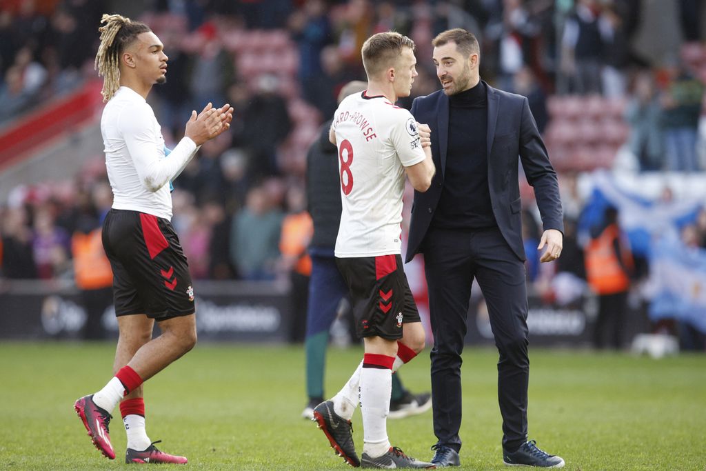 Manajer Southampton Ruben Selles (kanan) menyalami gelandang James Ward-Prowse yang mencetak gol di saat terakhir laga Liga Inggris antara Southampton dan Tottenham Hotspur di Stadion St Mary, Southampton, Sabtu (18/3/2023).