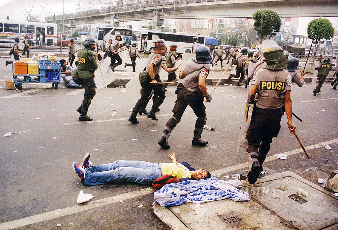 Kasus Trisakti 1998 Foto karya Julian Sihombing.  Kompas/Julian Sihombing (JS) 12-05-1998 *** Local Caption *** Kasus Trisakti 1998  Kompas/Julian Sihombing (JS) 12-05-1998
