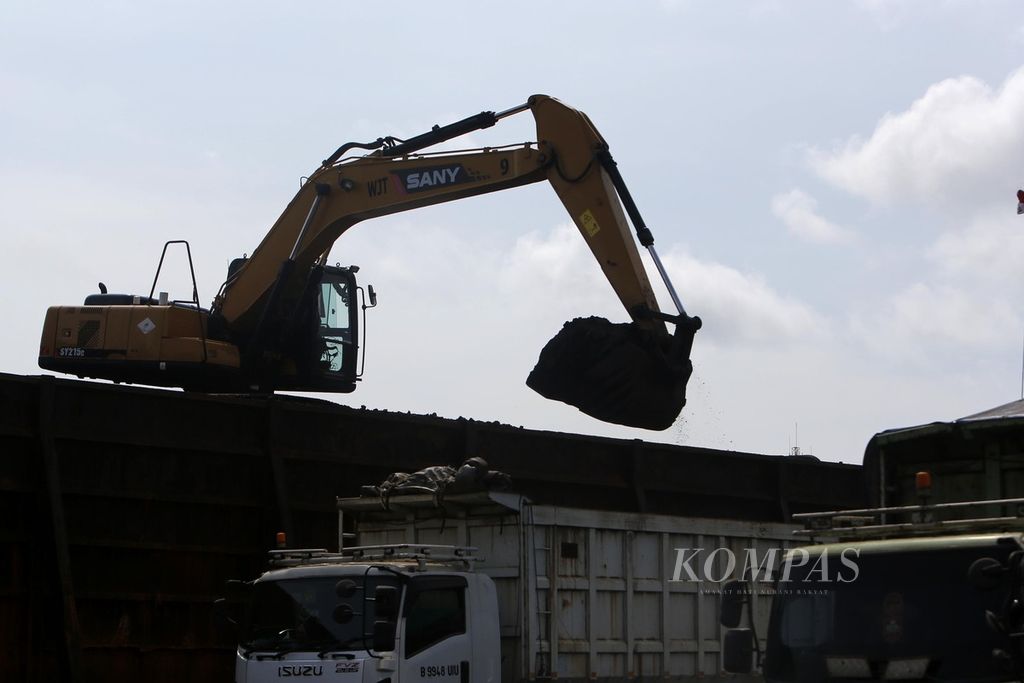Aktivitas pembongkaran batubara asal Kalimantan yang baru tiba di Pelabuhan Tanjung Priok, Jakarta, Kamis (4/8/2022). 