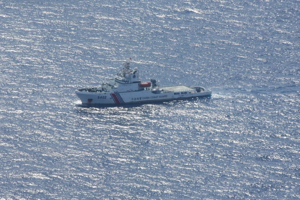 Kapal China Coast Guard 5402 yang diusir Bakamla RI dan TNI AL karena memasuki wilayah Landas Kontinen Indonesia di Laut Natuna Utara, Kepulauan Riau, Indonesia, Senin (21/10/2024).